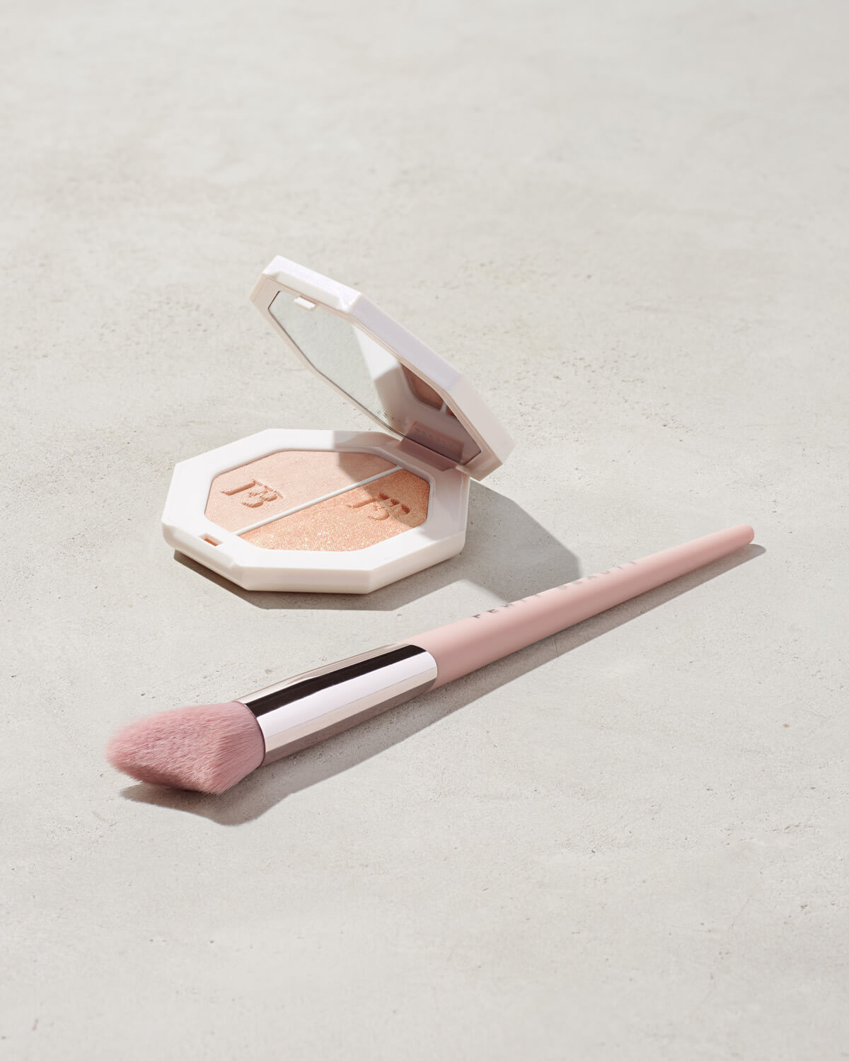 CHEEK-HUGGING HIGHLIGHT BRUSH 120,
