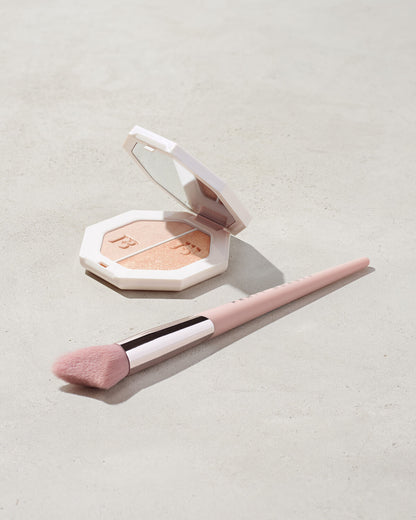CHEEK-HUGGING HIGHLIGHT BRUSH 120,