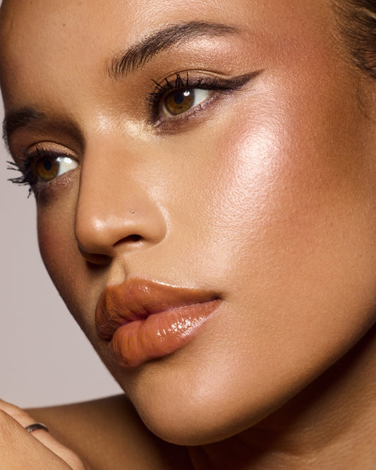medium skin toned model wearing flypencil in shade in big truffle