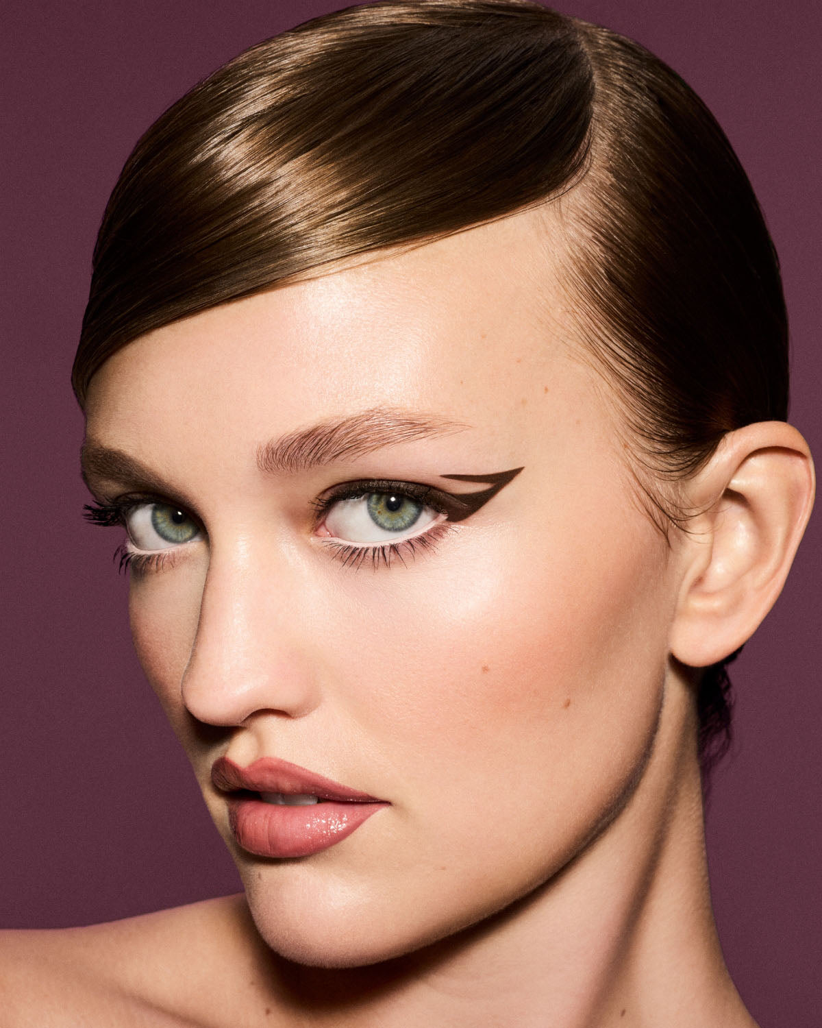 Model wearing Fine Linez Lash-Enhancing Eyeliner in shade 'In Big Truffle'.