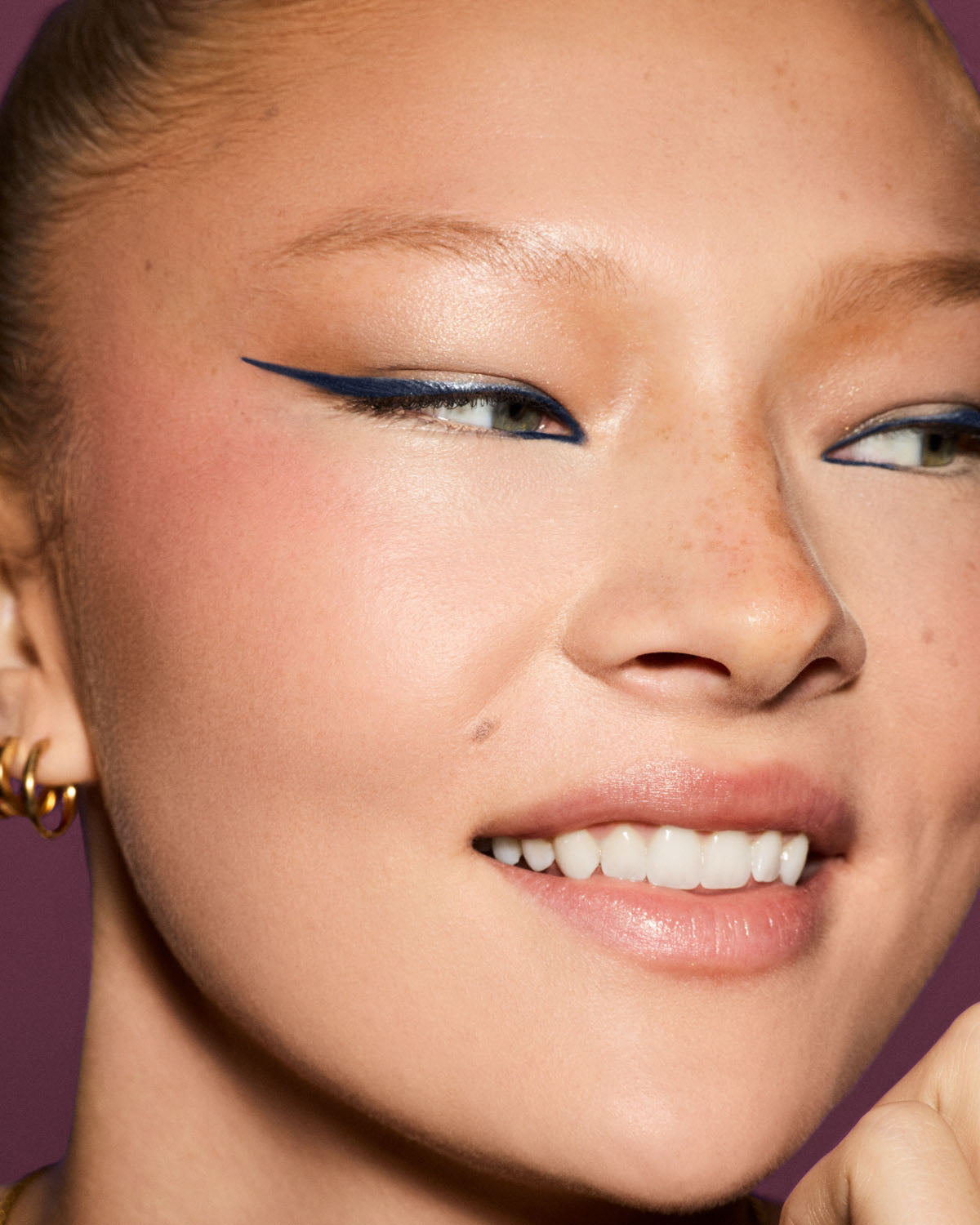 Model wearing Fine Linez Lash-Enhancing Eyeliner in shade 'The Navy'.